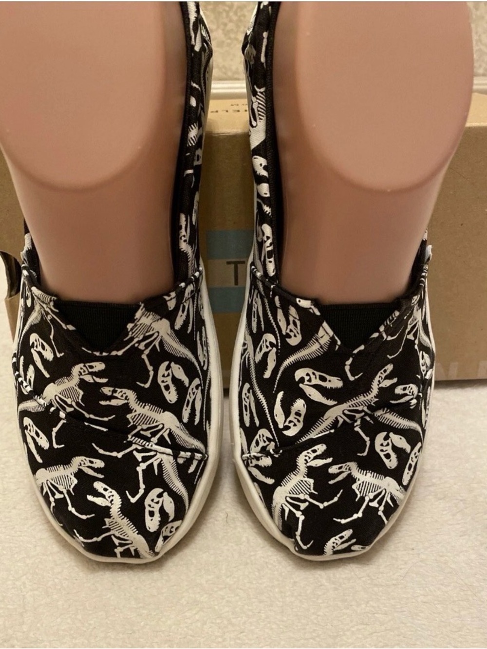 Toms Kids Black & White Glow In The Dark Dinosaur Flats . Women’s Size 6 - Picture 5 of 15